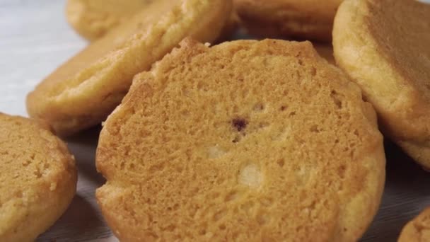 木制表面上的圆形新鲜的小面包饼干 旋转甜点 — 图库视频影像