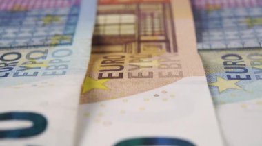Yığınla Avro banknotları kapanıyor. Makro. Dolly vurdu. Nakit para kavramı. Kağıt faturaları kullanarak.