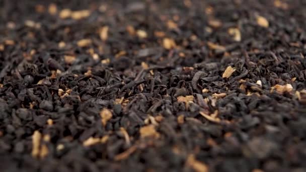 Bitkisel Meyve Katkı Maddeleriyle Kurumuş Siyah Çay Yaprakları Makro Atış — Stok video