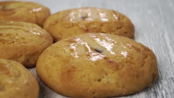 在木制表面的特写镜头上堆放着新鲜的小面包饼干 旋转甜点 — 图库视频影像