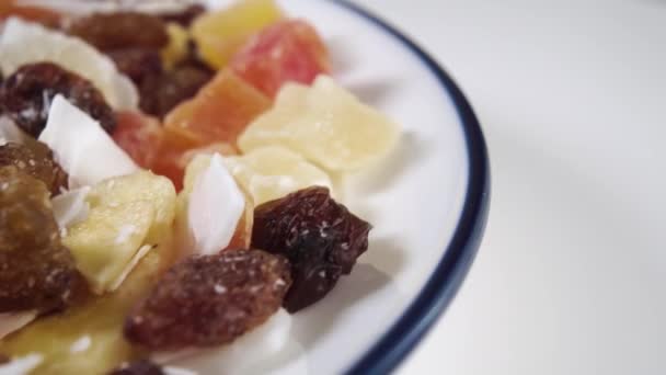 Bucăți Fructe Uscate Rotesc Într Placă Albă Margine Albastră Fundal — Videoclip de stoc