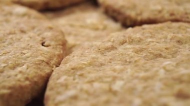 Doku ve kırıntılı yulaflı kurabiyeler. Makro. Döndürme