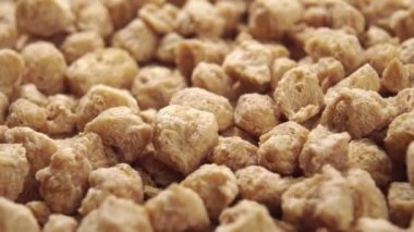 Çiğ soya taneleri. Son derece yakın çekim. Makro atış. Döndürme. Et yerine