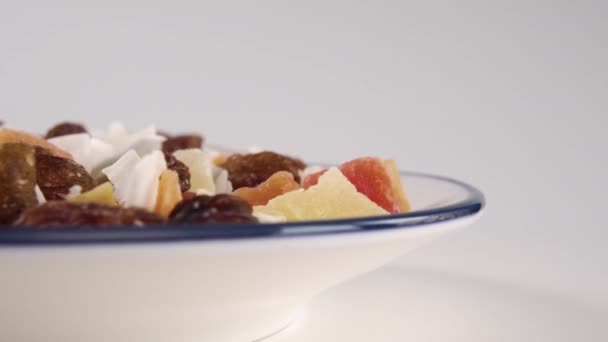 Une Assiette Dessert Complète Morceaux Fruits Tropicaux Secs Tourne Macro — Video