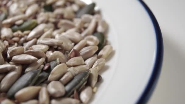 Plato Completo Con Una Mezcla Girasol Chía Calabaza Semillas Sésamo — Vídeos de Stock