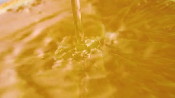 Eau Pure Coule Dans Une Tranche Orange Ralenti Flux Liquide — Video