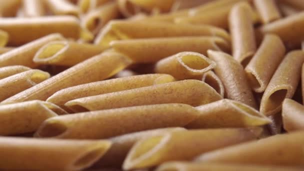 Ακατέργαστα Ιταλικά Ζυμαρικά Penne Integral Περιστρέφονται Μακρο Βολή Μεσογειακή Κουζίνα — Αρχείο Βίντεο