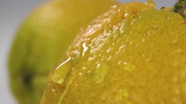 Gotas Agua Pura Salpican Gotean Sobre Superficie Texturizada Cáscara Limón — Vídeos de Stock