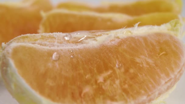 Wassertropfen Fallen Und Spritzen Zeitlupe Auf Eine Reife Geschälte Orangenscheibe — Stockvideo