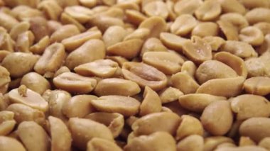 Tuzlu kavrulmuş fıstık. Makro atış. Döndürme. Lezzetli yer fıstığı.