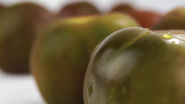 Gotas Agua Salpican Gotean Sobre Tomate Kumato Maduro Cámara Lenta — Vídeo de stock