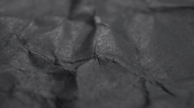 Buruşmuş siyah kağıt dokusu. Soyut klasik arka plan. Buruşuk grunge kumaşı. Makro atış. Döndürme
