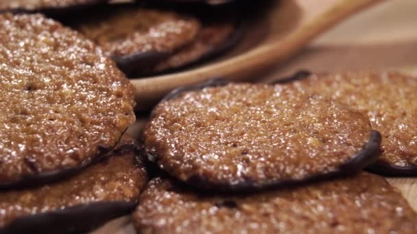 Biscoitos Aveia Com Camada Chocolate Uma Colher Madeira Macro Dolly — Vídeo de Stock