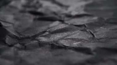 Kırışık siyah kağıt dokusu. Soyut klasik arka plan. Buruşuk grunge karton. Makro. Dolly vurdu.