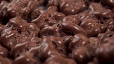 Çikolata kaplı ceviz. Makro atış. Dokulu yüzey. Makro. Döndürme. Organik eko şeker