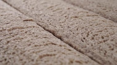 Tam tahıllı gevrek. Sıralar. Dokulu yüzey. Sağlıklı atıştırmalıklar. Makro. Dolly vurdu.