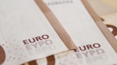 Euro banknotları yavaş çekimde düşüyor. Aşırı yakın çekim para birimi sembolü. Makro çekim