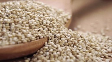 Çiğ kinoa tohumları. Makro atış. Ağır çekimde düşmek