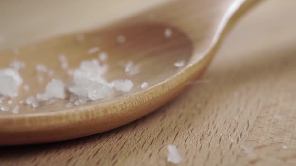粗塩を注ぎ込み ゆっくりとした動きで木製のスプーンを埋めます マクロだ 天然成分と温泉ミネラル — ストック動画