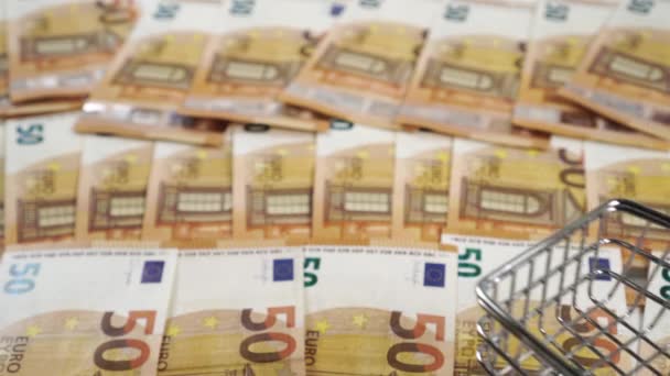 Lege Mini Supermarkt Trolley Rolt Een Stapel Europees Geld Creatief — Stockvideo