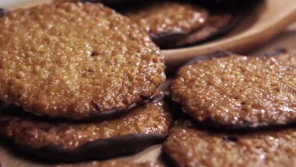 オートミールチョコレートクッキーが閉じます 素朴な眺め マルコ ドリー ショット — ストック動画