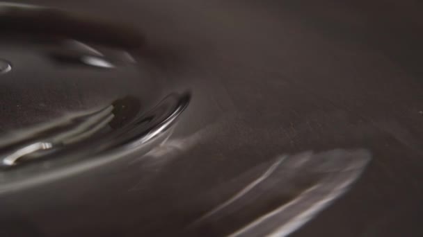 闪闪发光的玻璃器皿上的光反射 在褐色背景上透明表面上的光的抽象模式 — 图库视频影像