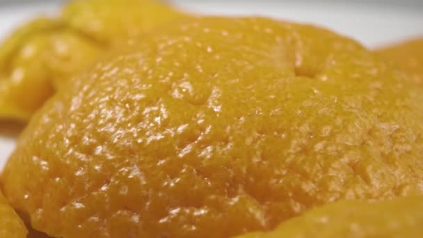 Poröse Orangenhaut Makro Rotation Auf Weißem Hintergrund — Stockvideo