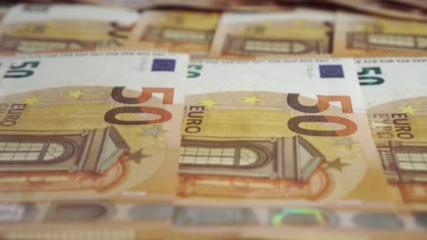 Pięćdziesiąt Banknotów Euro Ułożonych Rzędach Zamkniętych Dolly Postrzelona — Wideo stockowe