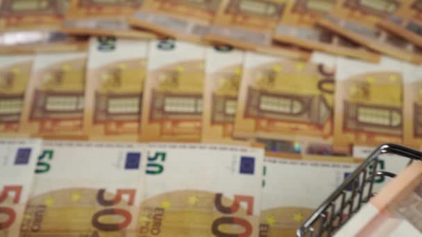 Carrito Compras Lleno Billetes Euros Rueda Suelo Cubierto Con Papel — Vídeo de stock
