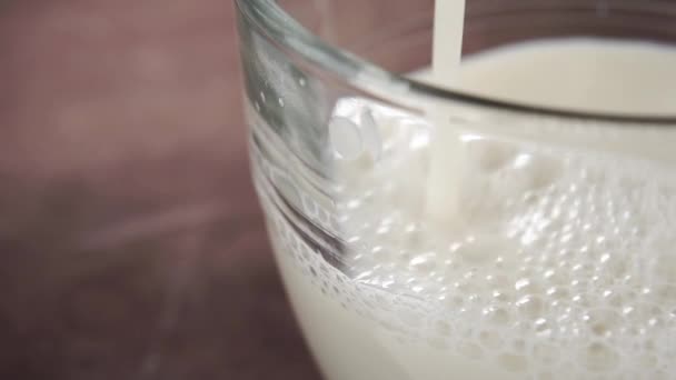 Milch Zeitlupe Mit Spritzern Einen Leeren Glasbecher Gießen Makro Auf — Stockvideo