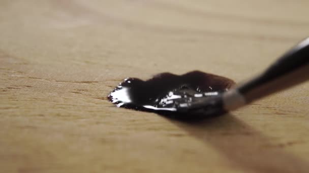 Koyu Kahverengi Boyalı Boya Ile Boyanmış Ahşap Bir Yüzey Makro — Stok video