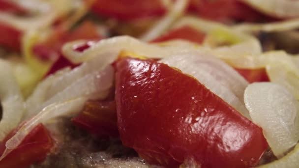 Legumes Fritos Tomate Cebola Pedaço Carne Grelhada Macro Dolly Atirou — Vídeo de Stock