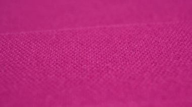 Pembe sentetik kumaş dokusu. Makro. Dolly vurdu.