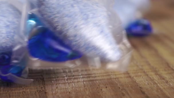 Filtros Detergente Com Detergente Líquido Caindo Uma Superfície Madeira Casa — Vídeo de Stock