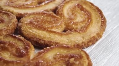 Ahşap bir yüzeyde puf puf şekerli Fransız kurabiyeleri. Makro. Döndürme