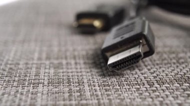 Fişi olan siyah HDMI kablosu. Makro. Dolly vurdu. Seçici odak