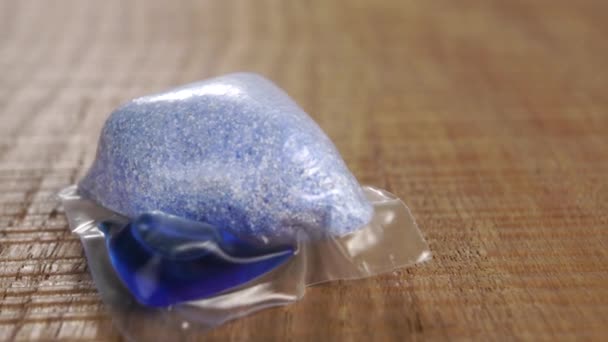 표면에 세제가 세척제 꼬투리 폴리에틸렌 캡슐의 매크로 — 비디오