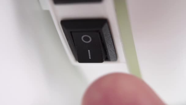 Tryck Den Vita Elektriska Apparatens Svarta Strömbrytare Makro Energikoncept Startknapp — Stockvideo