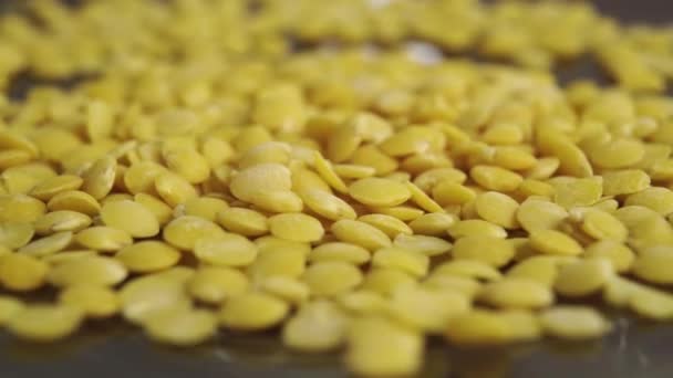 Lentilles Jaunes Non Cuites Sur Une Assiette Brillante Tournante Macro — Video