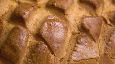 Kareli desenli fırında taze buğday ekmeği. Makro. Doli Vuruşu