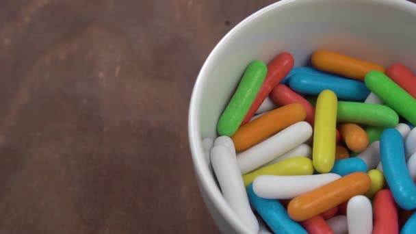 Caramelos Dragee Multicolores Caer Una Taza Blanca Cámara Lenta Una — Vídeo de stock
