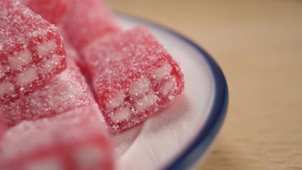 Rote Bonbons Einem Teller Auf Einem Holztisch Makro Rotation Marmelade — Stockvideo
