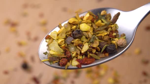 辛辣的香草干调味料缓缓落在甜食金属勺上 非洲摩洛哥香料 外来成分 — 图库视频影像