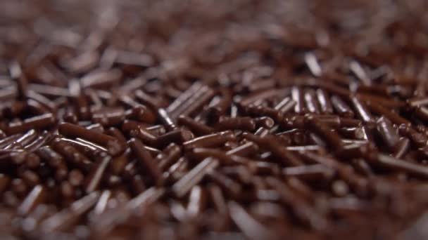Polvilhas Enchimento Chocolate Granulado Cair Numa Pilha Câmara Lenta Macro — Vídeo de Stock
