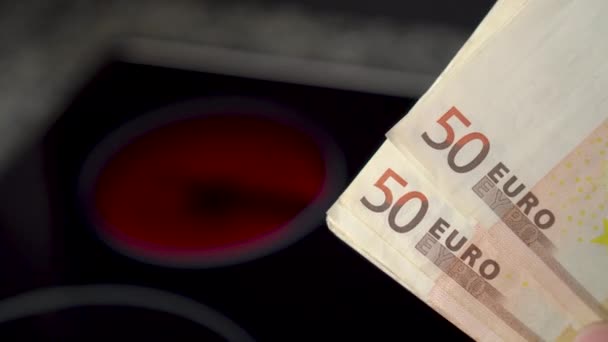 Κοντινό Πλάνο Τραπεζογραμματίων Ευρώ Στο Φόντο Μιας Θερμής Κόκκινης Ηλεκτρικής — Αρχείο Βίντεο