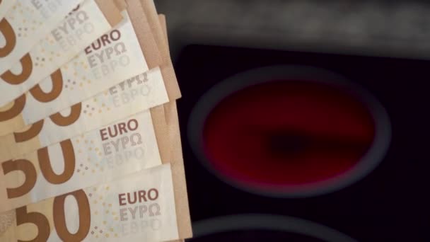 Европейские Банкноты Евро Красная Горячая Горелка Электрической Плиты Оплата Электроснабжение — стоковое видео