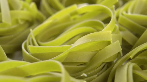 Tagliatelle Pasta Verde Secco Tagliatelle Spinaci Crudi Macro Sparato Rotazione — Video Stock