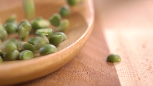 Les Petits Pois Verts Secs Tombent Dans Une Cuillère Bois — Video