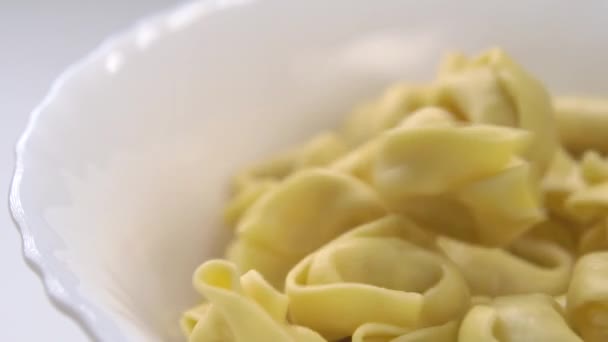 Φρέσκα Παραδοσιακά Ιταλικά Ζυμαρικά Tortellini Πτώση Και Γεμίστε Ένα Λευκό — Αρχείο Βίντεο