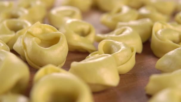 Pastas Forma Tortellini Rellenas Secas Sin Cocer Que Caen Sobre — Vídeo de stock